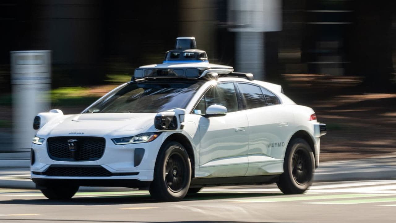 Waymo sotto accusa: i veicoli autonomi ostacolano i soccorsi Waymo sotto accusa: i veicoli autonomi ostacolano i soccorsi